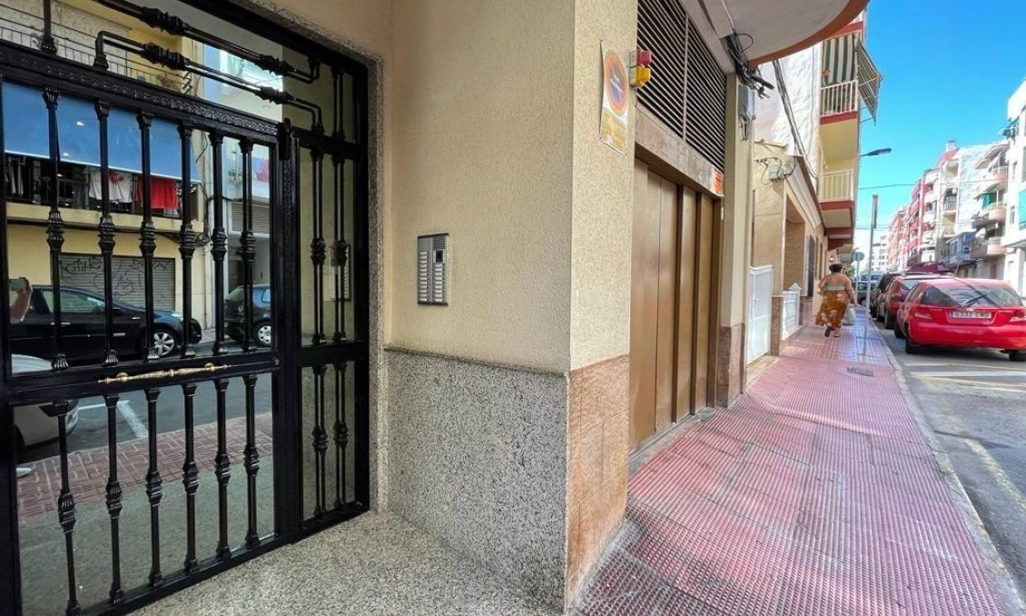 Segunda mano - Apartamento -
Torrevieja - Estacion De Autobuses