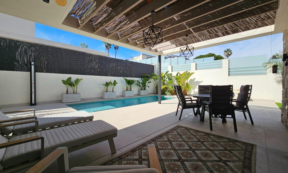 Segunda mano - Villa -
Torrevieja - Los Balcones