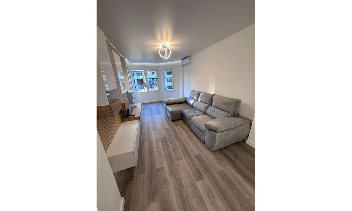 Használt Ingatlanok - Apartman -
Torrevieja - Estacion De Autobuses