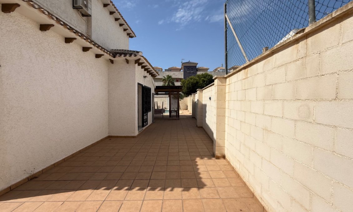Segunda mano - Villa -
Orihuela - Inland