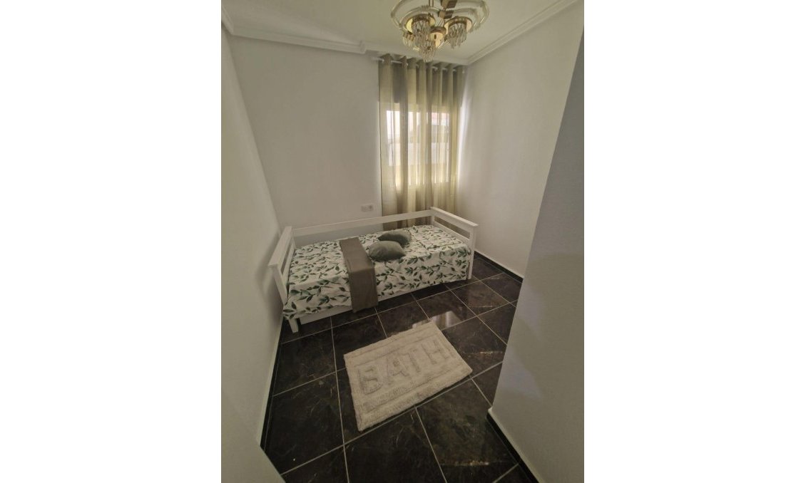 Segunda mano - Apartamento -
Torrevieja - Centro - Muelle Pesquero