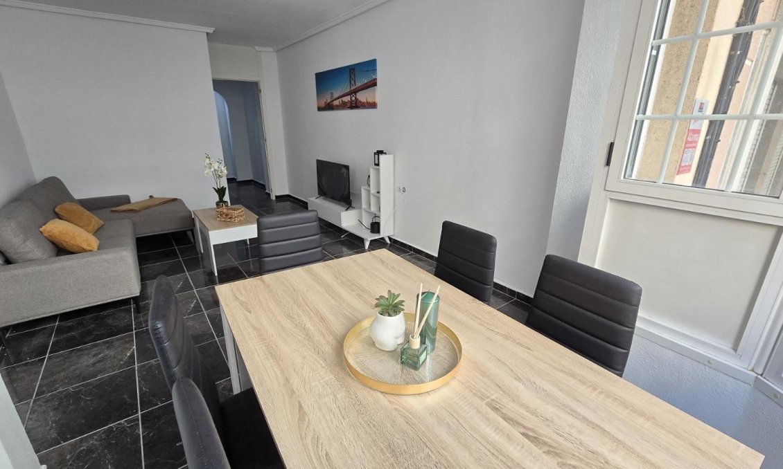 Segunda mano - Apartamento -
Torrevieja - Centro - Muelle Pesquero