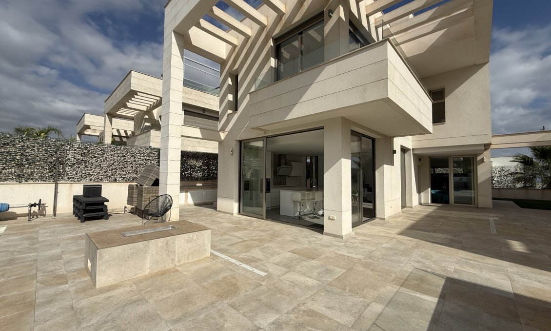 Segunda mano - Villa -
Orihuela - Inland