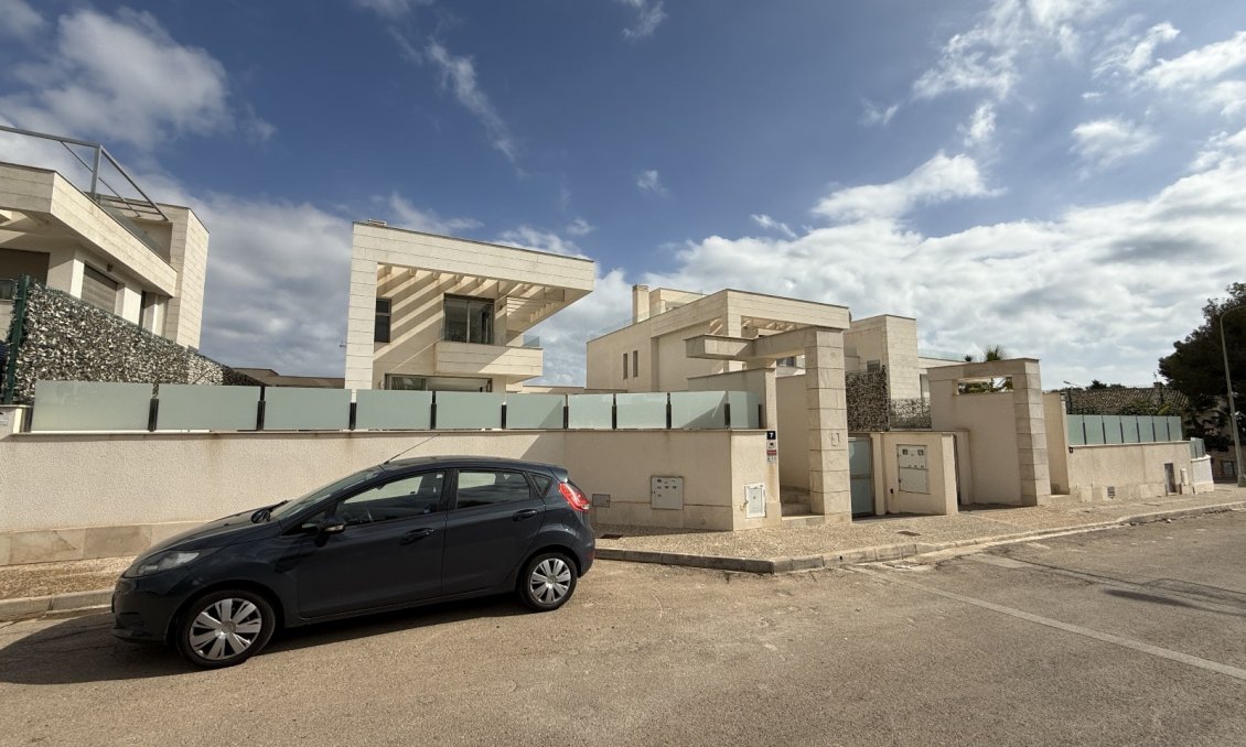 Segunda mano - Villa -
Orihuela - Inland