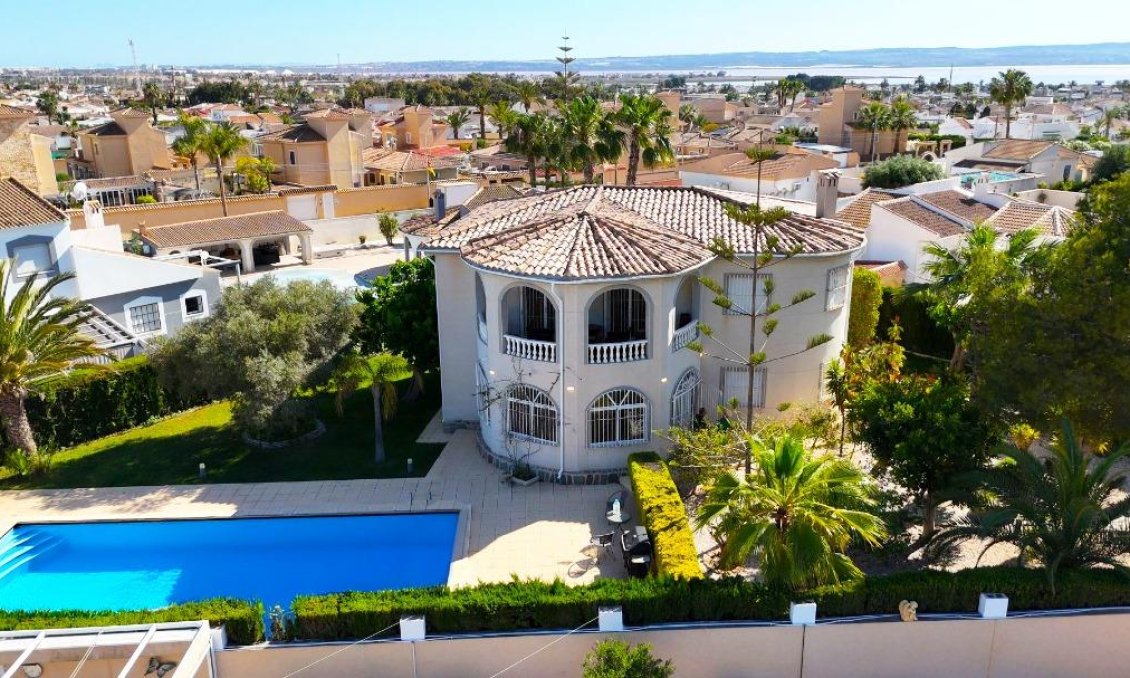 Segunda mano - Villa -
Torrevieja - La Siesta