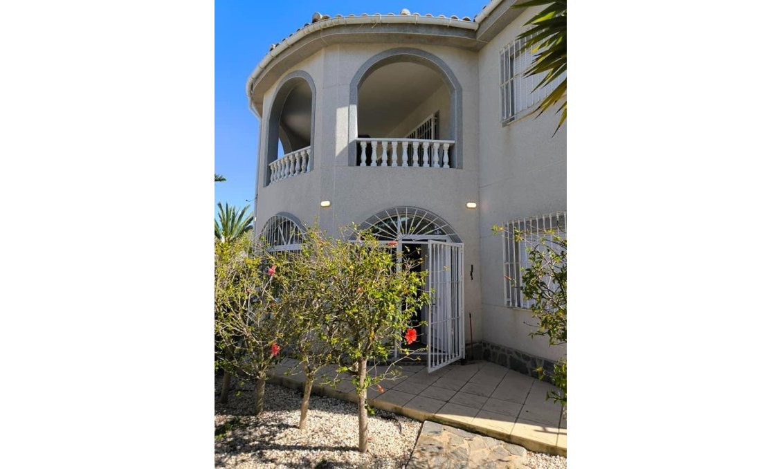 Segunda mano - Villa -
Torrevieja - La Siesta