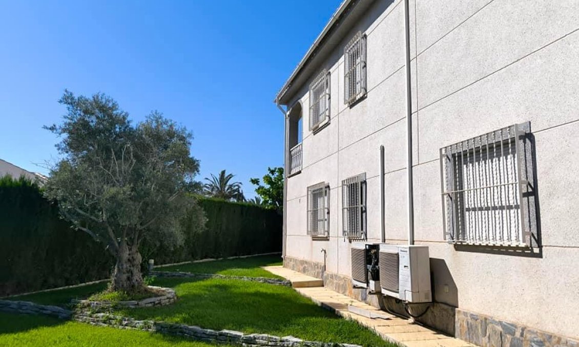 Segunda mano - Villa -
Torrevieja - La Siesta