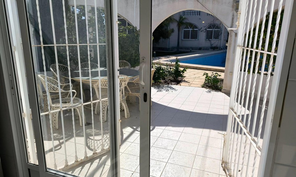 Segunda mano - Villa -
Torrevieja - La Siesta