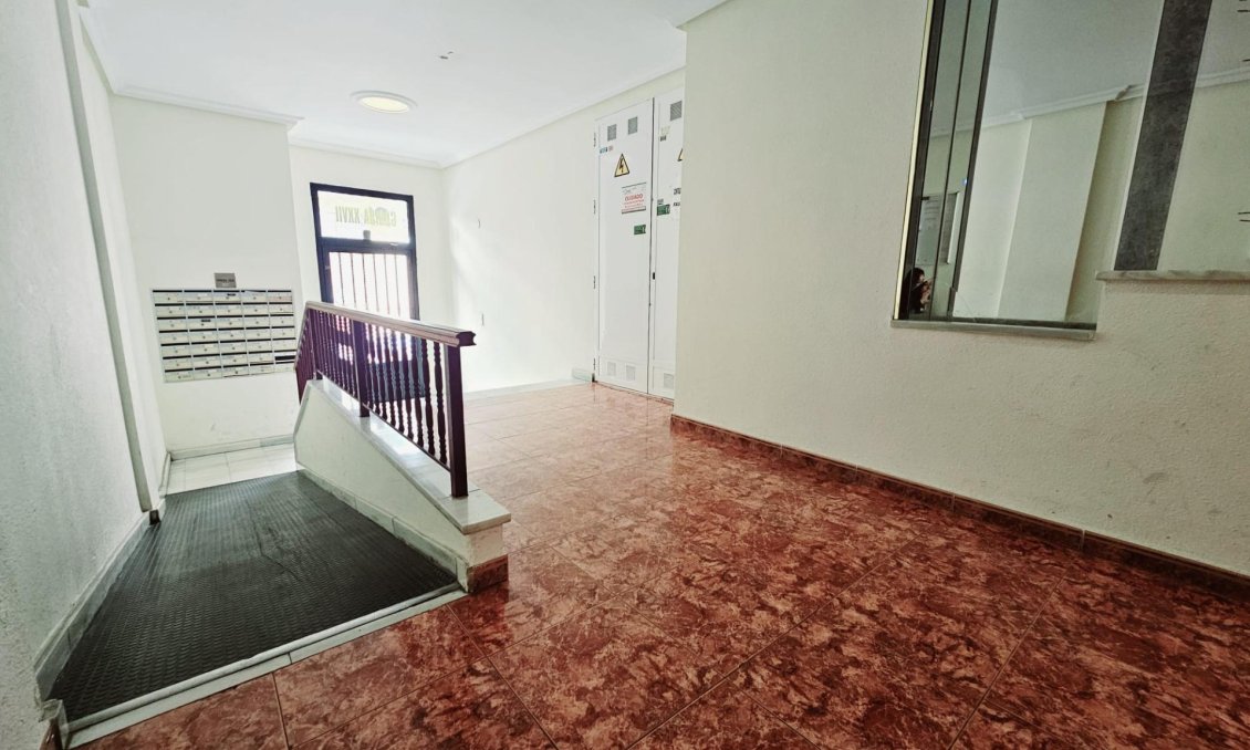 Segunda mano - Apartamento -
Torrevieja - Estacion De Autobuses