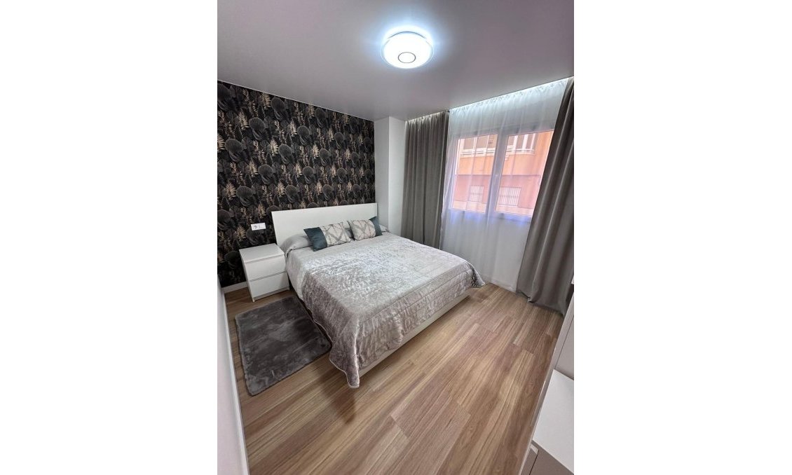 Segunda mano - Apartamento -
Torrevieja - Estacion De Autobuses