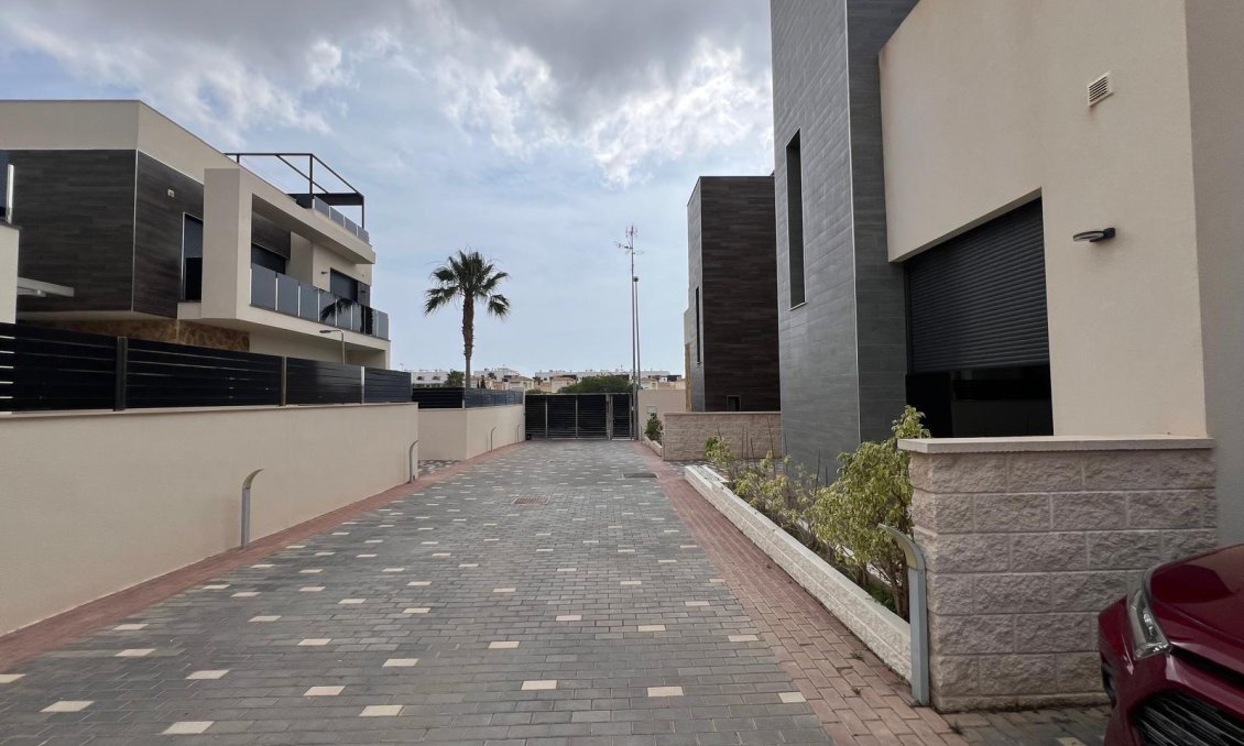 Wiederverkauf - Villa -
Orihuela Costa - Lomas de Cabo Roig