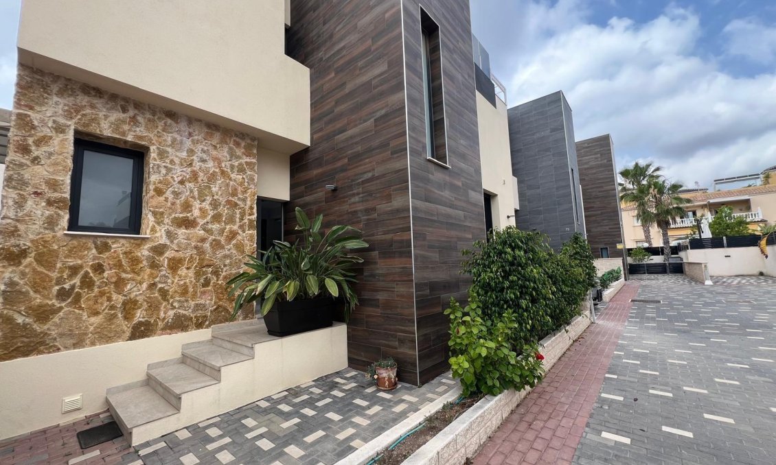 Wiederverkauf - Villa -
Orihuela Costa - Lomas de Cabo Roig