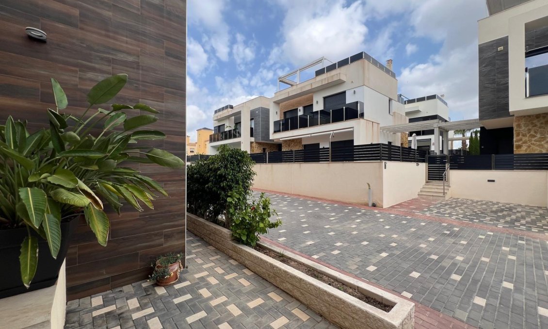 Wiederverkauf - Villa -
Orihuela Costa - Lomas de Cabo Roig