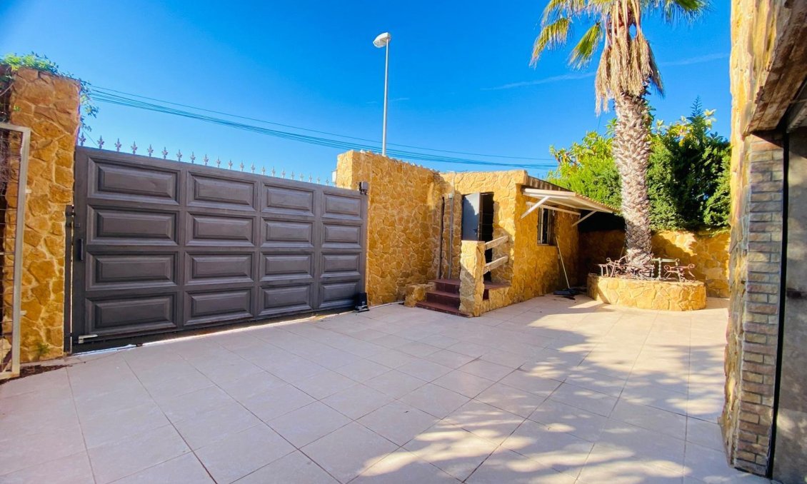 Segunda mano - Villa -
Orihuela Costa - La Florida