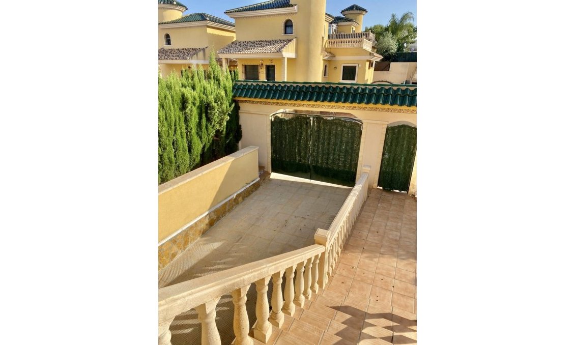 Wiederverkauf - Semi Detached -
Villamartin