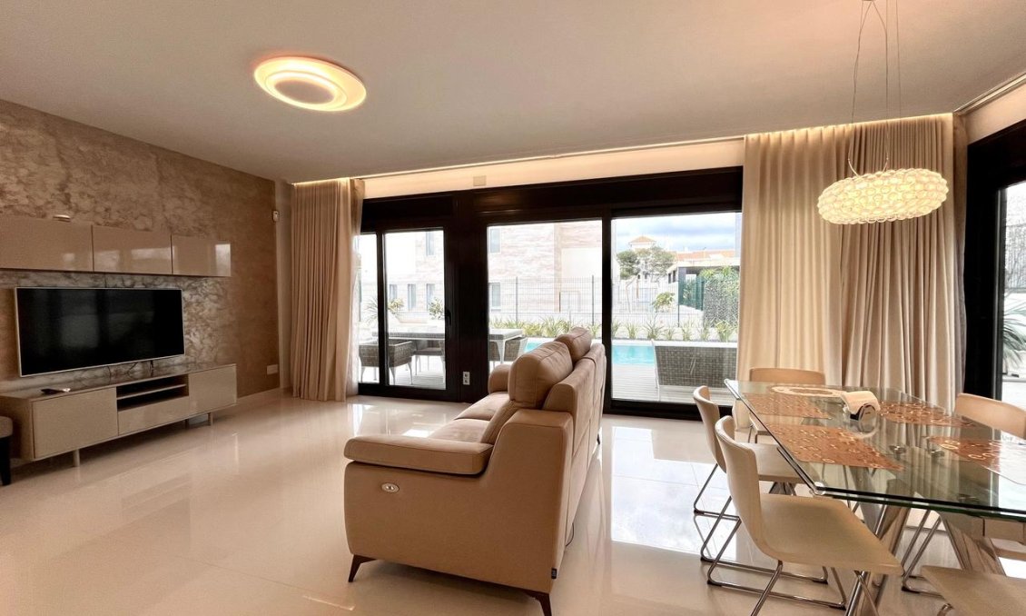 Segunda mano - Villa -
Dehesa de Campoamor - Costa Blanca