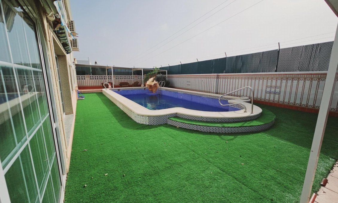Resale - Villa -
Torrevieja - La Siesta - El Salado - Torreta