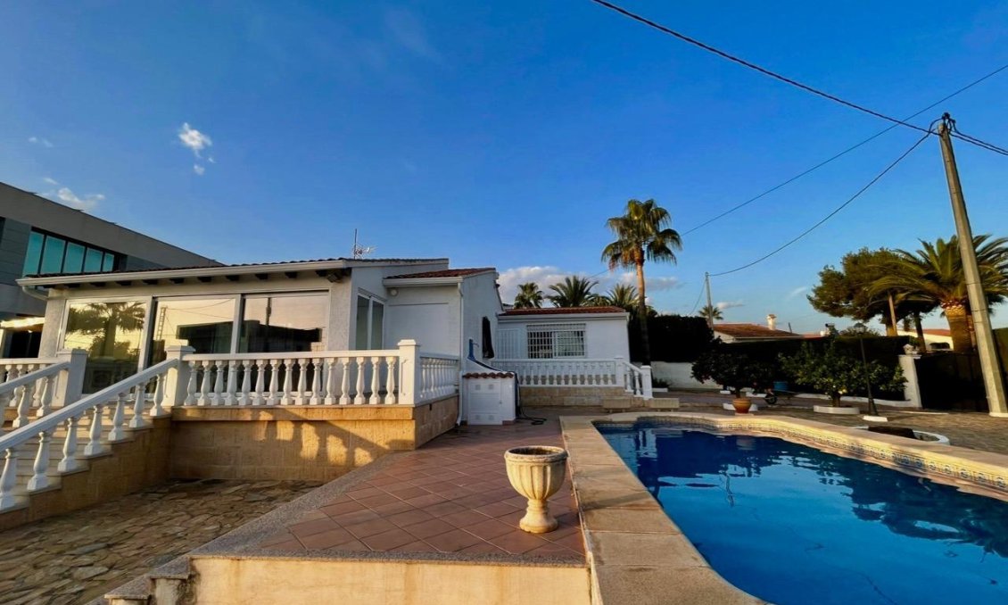 Revente - Villa -
Benidorm - Urbanizaciones