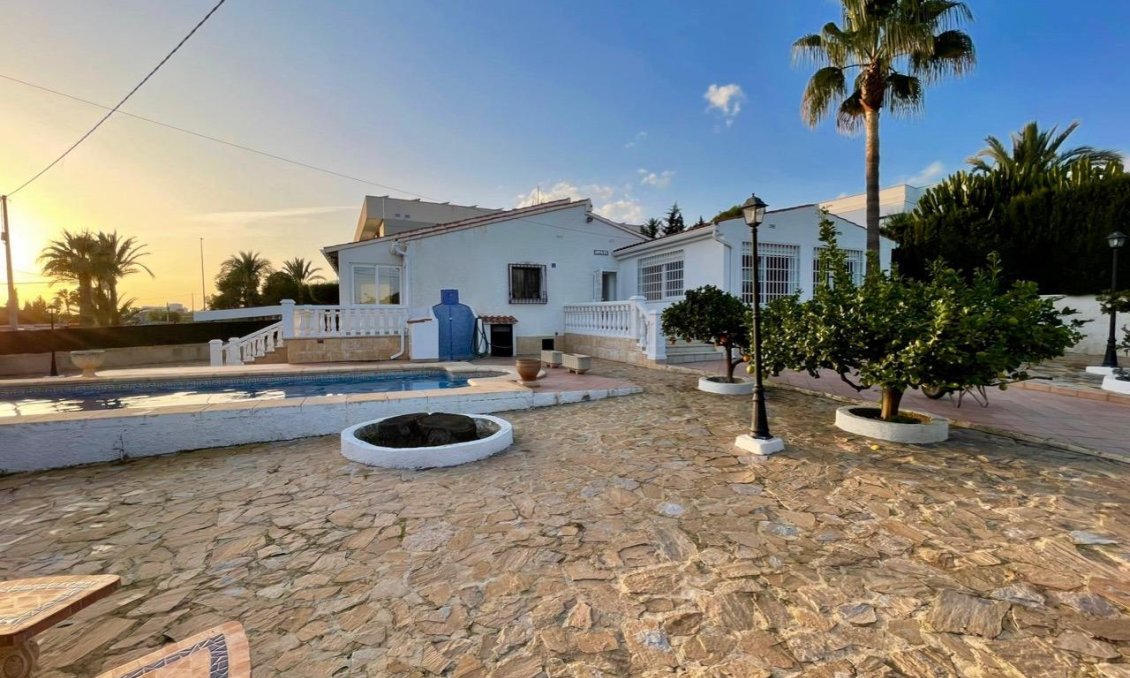 Revente - Villa -
Benidorm - Urbanizaciones