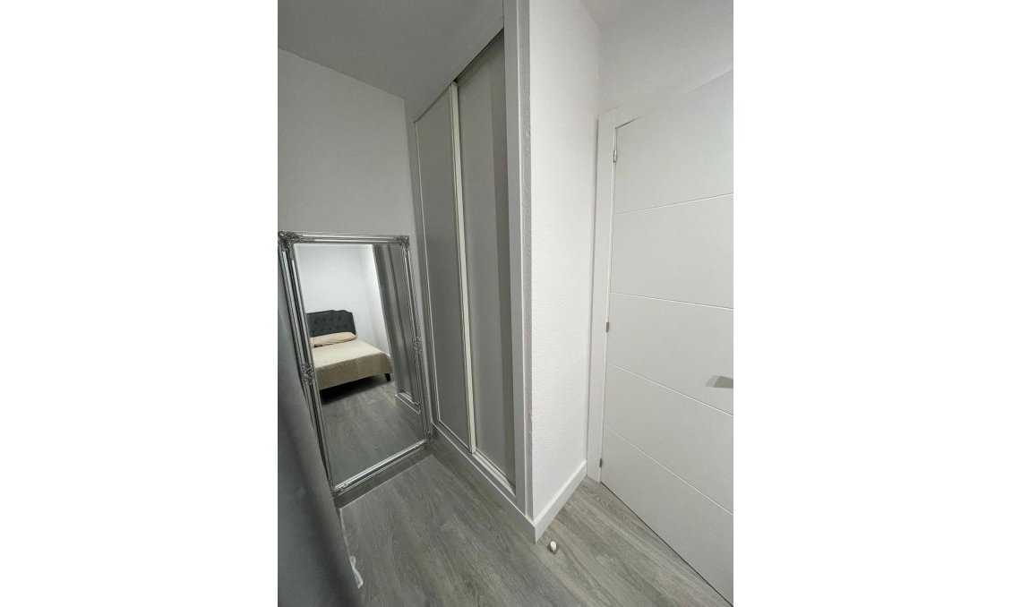 Segunda mano - Apartamento -
Torrevieja - Centro