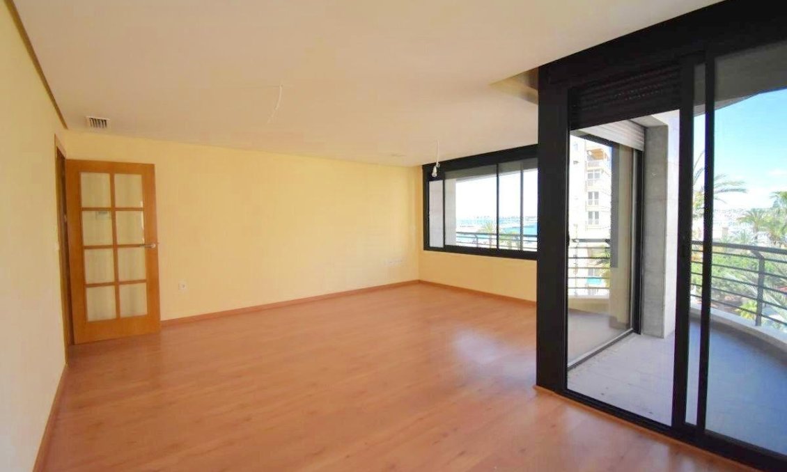 Segunda mano - Apartamento -
Torrevieja - Centro - Muelle Pesquero