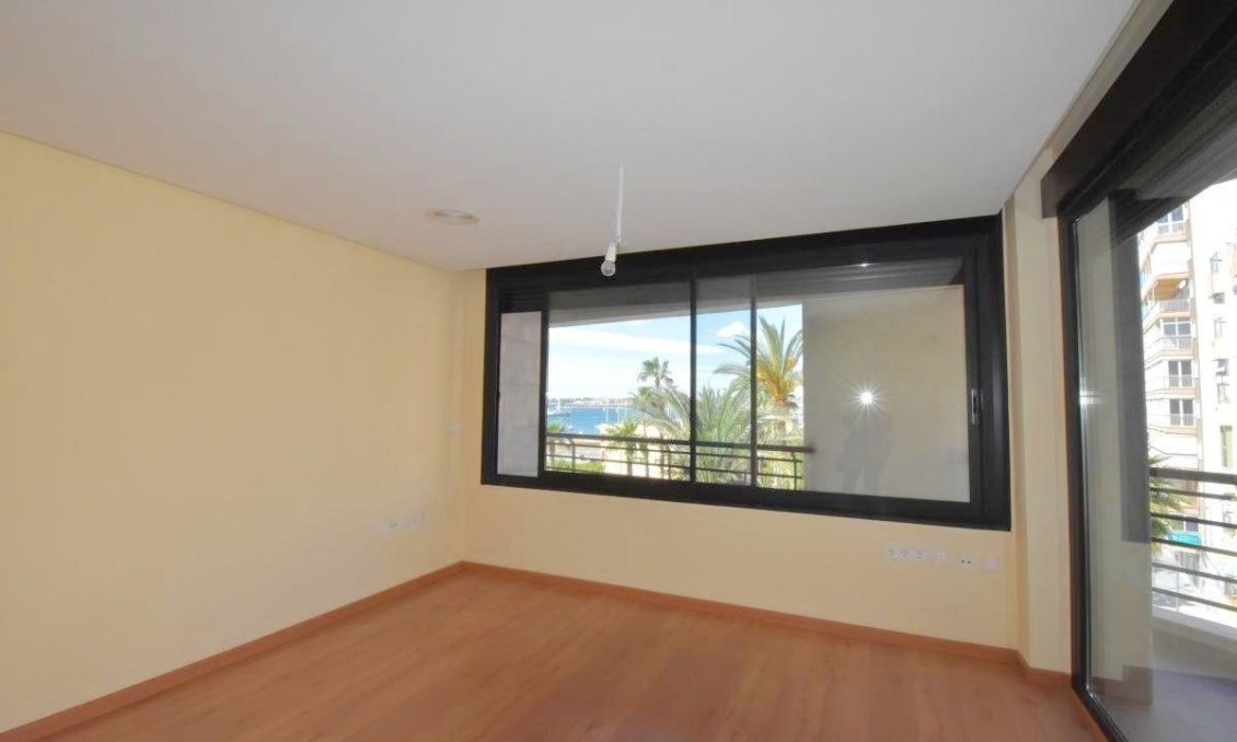 Segunda mano - Apartamento -
Torrevieja - Centro - Muelle Pesquero