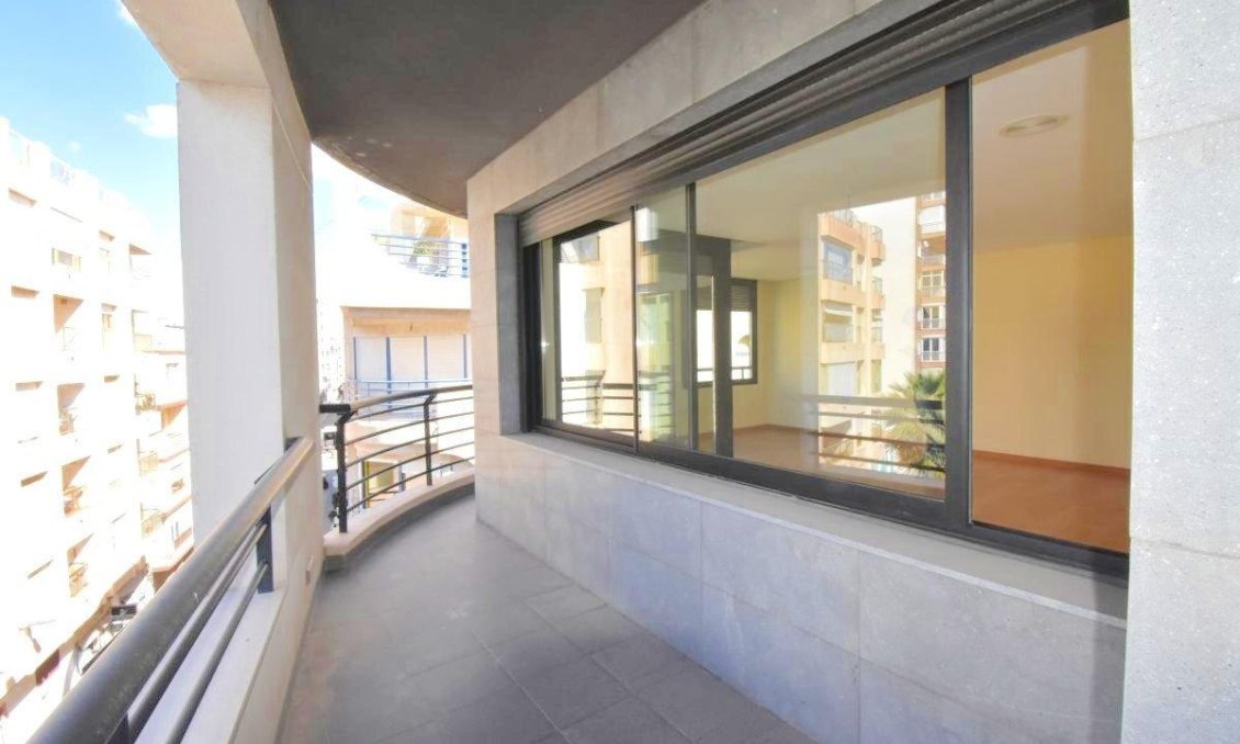 Segunda mano - Apartamento -
Torrevieja - Centro - Muelle Pesquero