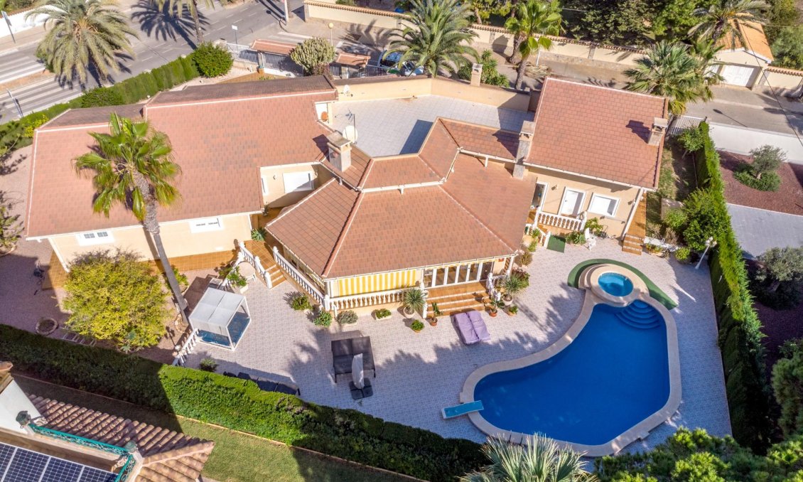 Revente - Villa -
Cabo Roig - Muy Cerca De La Playa