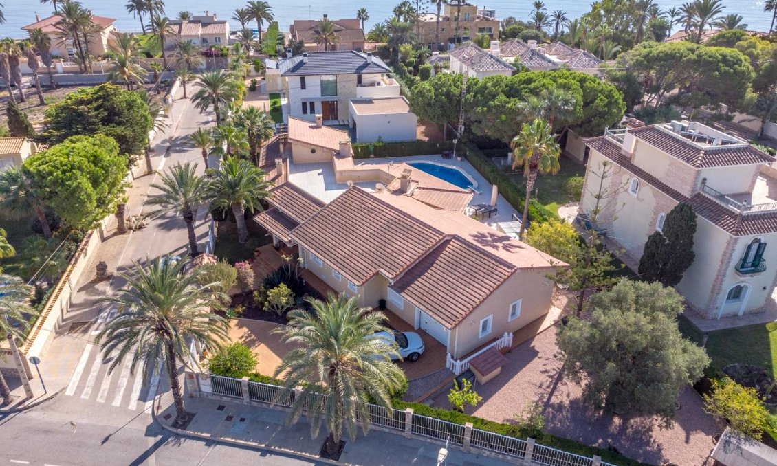 Revente - Villa -
Cabo Roig - Muy Cerca De La Playa