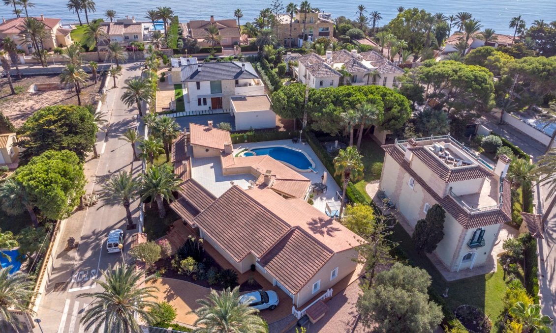 Revente - Villa -
Cabo Roig - Muy Cerca De La Playa