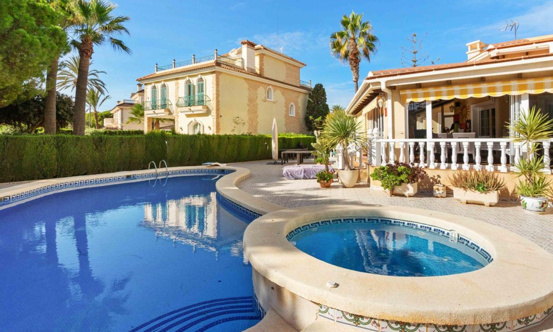 Revente - Villa -
Cabo Roig - Muy Cerca De La Playa
