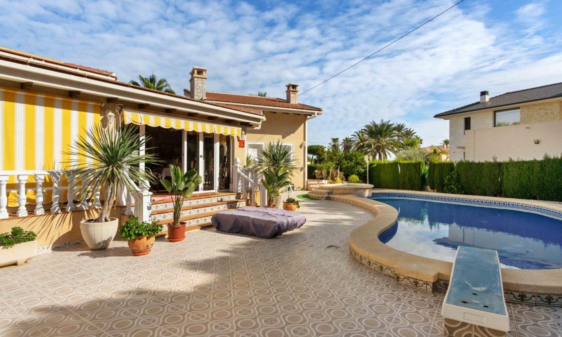 Revente - Villa -
Cabo Roig - Muy Cerca De La Playa