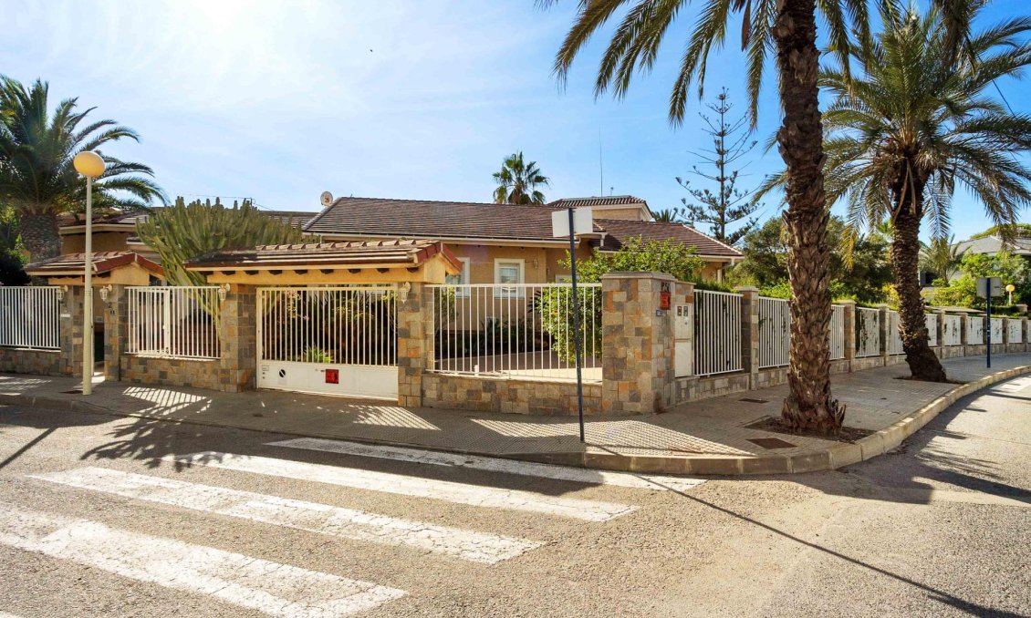 Revente - Villa -
Cabo Roig - Muy Cerca De La Playa