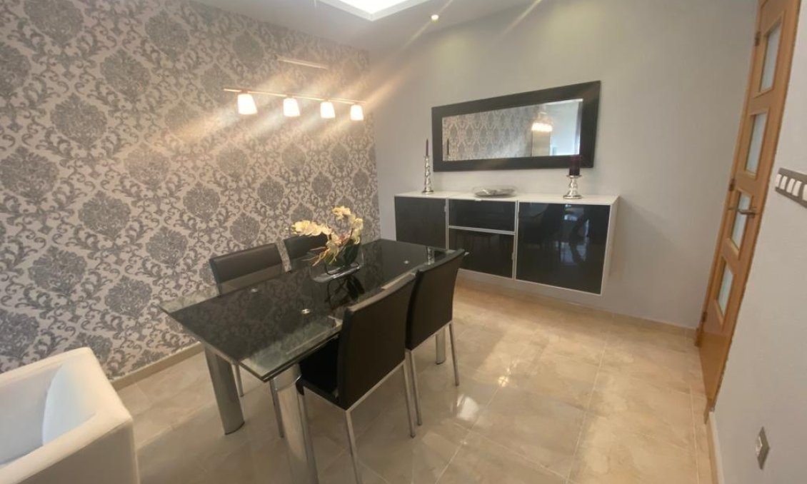 Revânzare - Apartament -
San Isidro