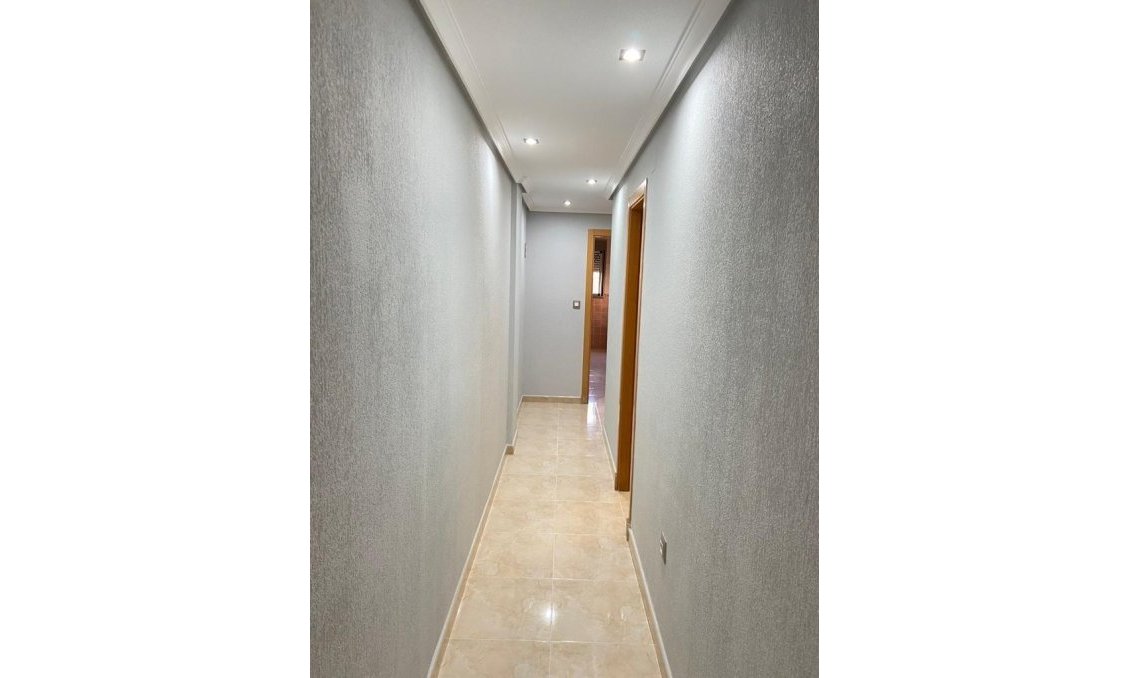 Revânzare - Apartament -
San Isidro