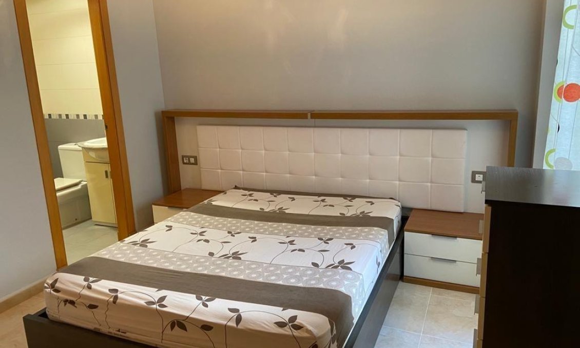 Revânzare - Apartament -
San Isidro