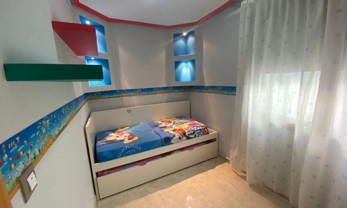 Revânzare - Apartament -
San Isidro