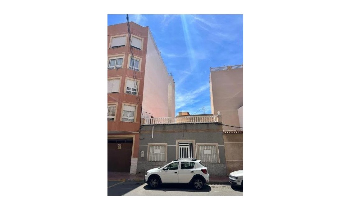 Wiederverkauf - Town House -
Torrevieja - Estacion De Autobuses