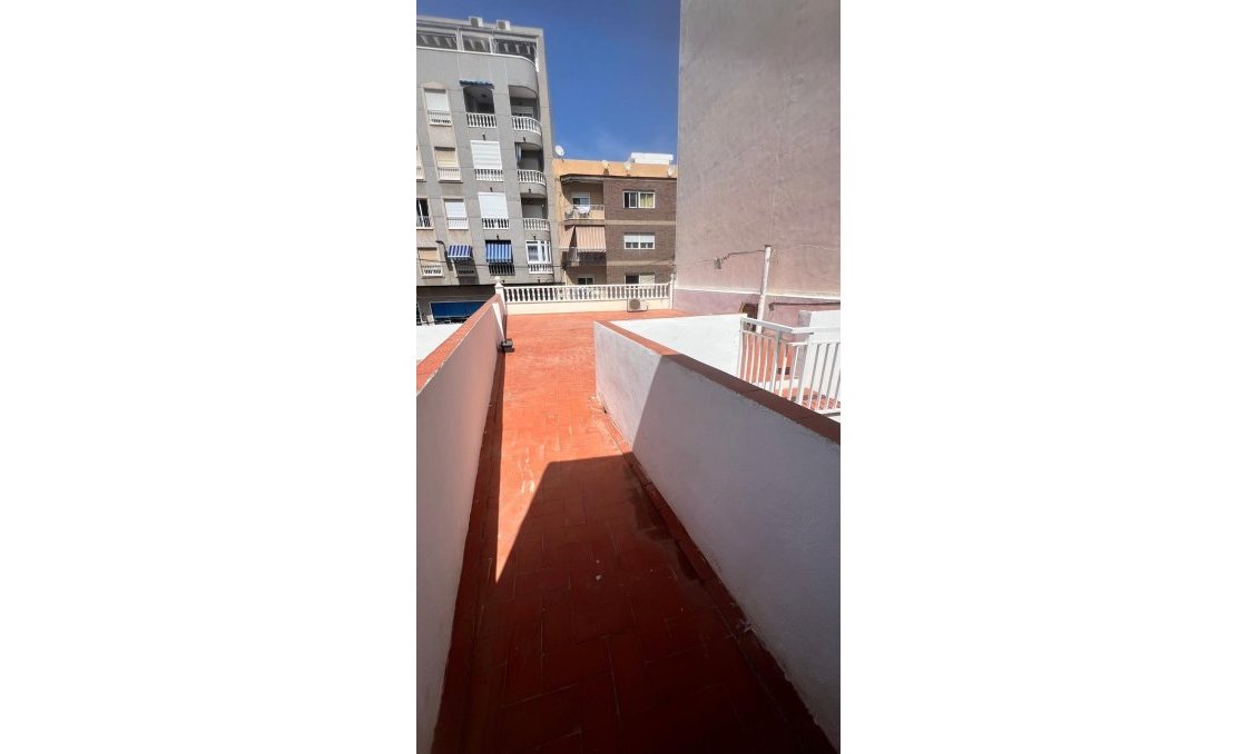Wiederverkauf - Town House -
Torrevieja - Estacion De Autobuses