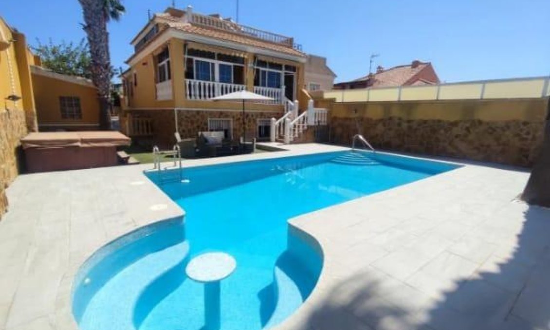 Revente - Villa -
Torrevieja - Aguas Nuevas