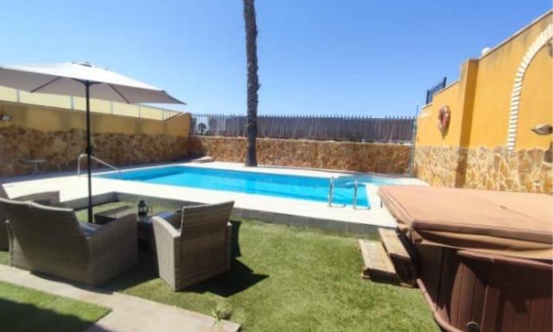 Revente - Villa -
Torrevieja - Aguas Nuevas