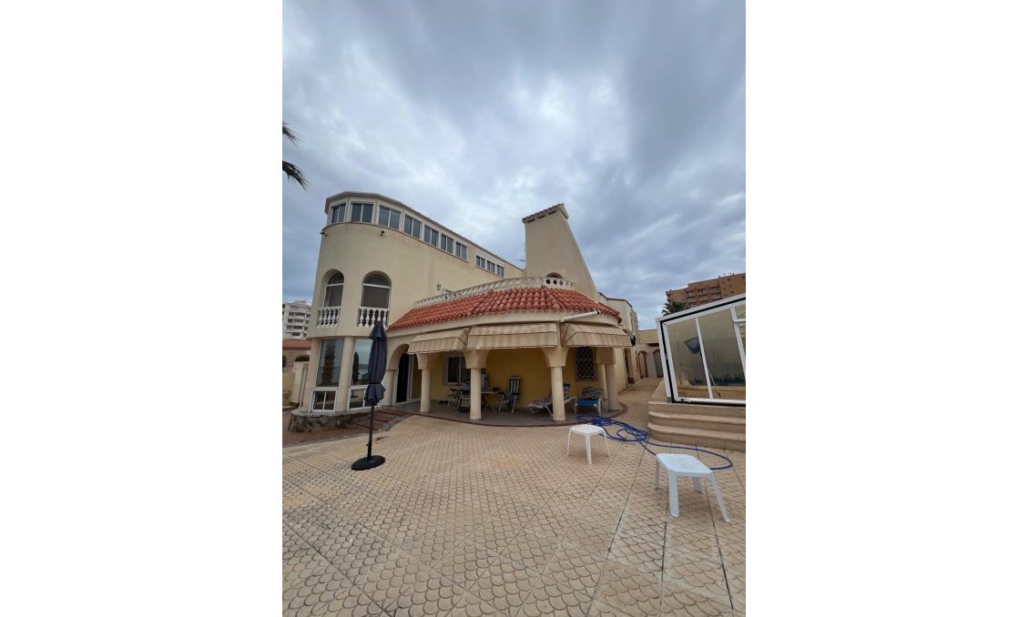 Segunda mano - Villa -
La Manga del Mar Menor - Veneziola