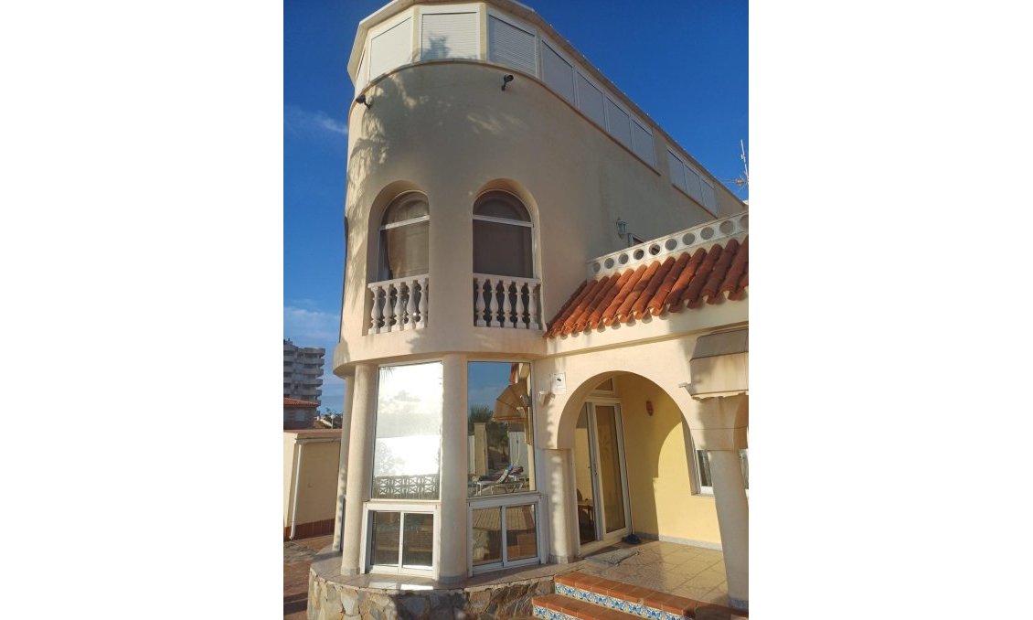 Segunda mano - Villa -
La Manga del Mar Menor - Veneziola