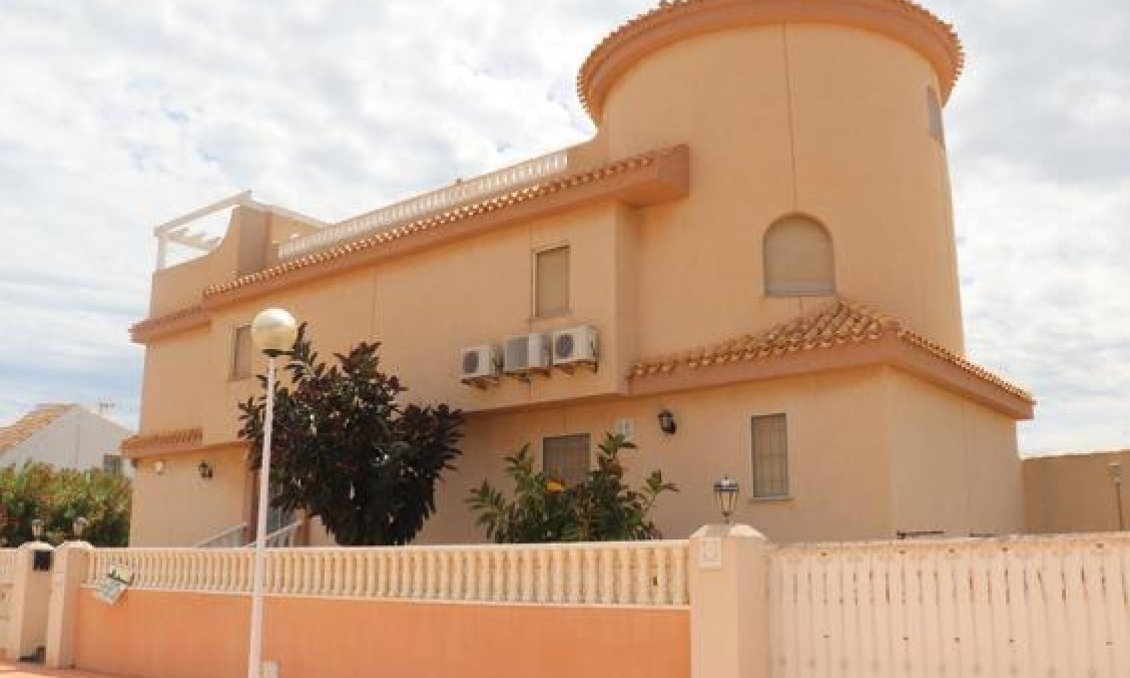 Resale - Villa -
La Manga del Mar Menor - Km 17