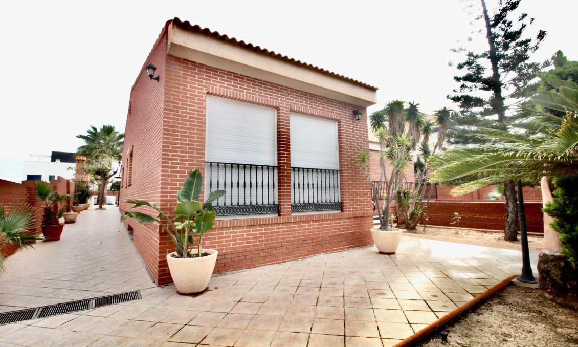 Segunda mano - Villa -
Playa Honda - Costa Calida