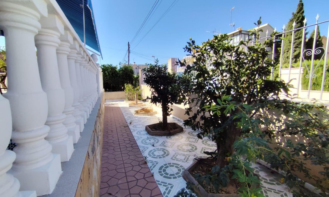 Wiederverkauf - Villa -
Torrevieja - Estacion De Autobuses
