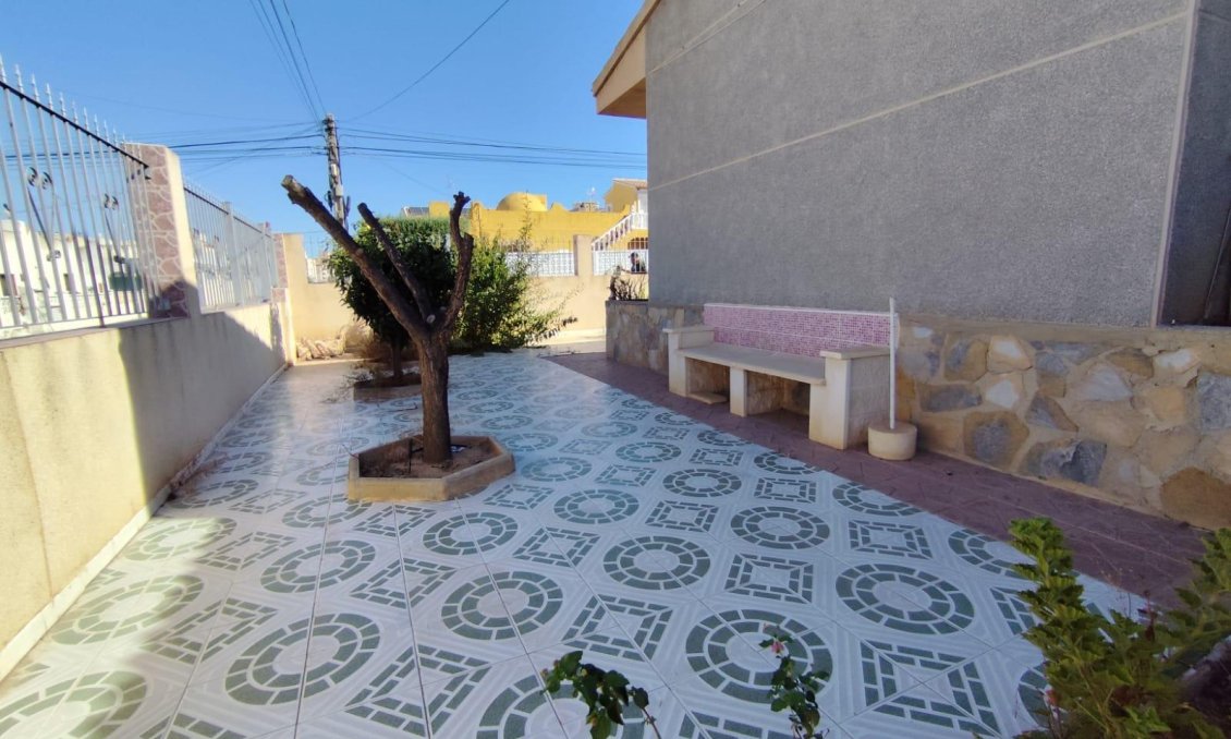 Wiederverkauf - Villa -
Torrevieja - Estacion De Autobuses