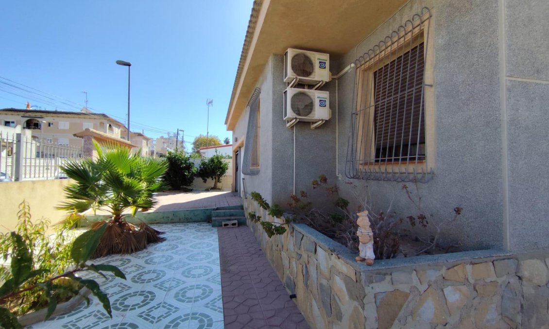 Wiederverkauf - Villa -
Torrevieja - Estacion De Autobuses