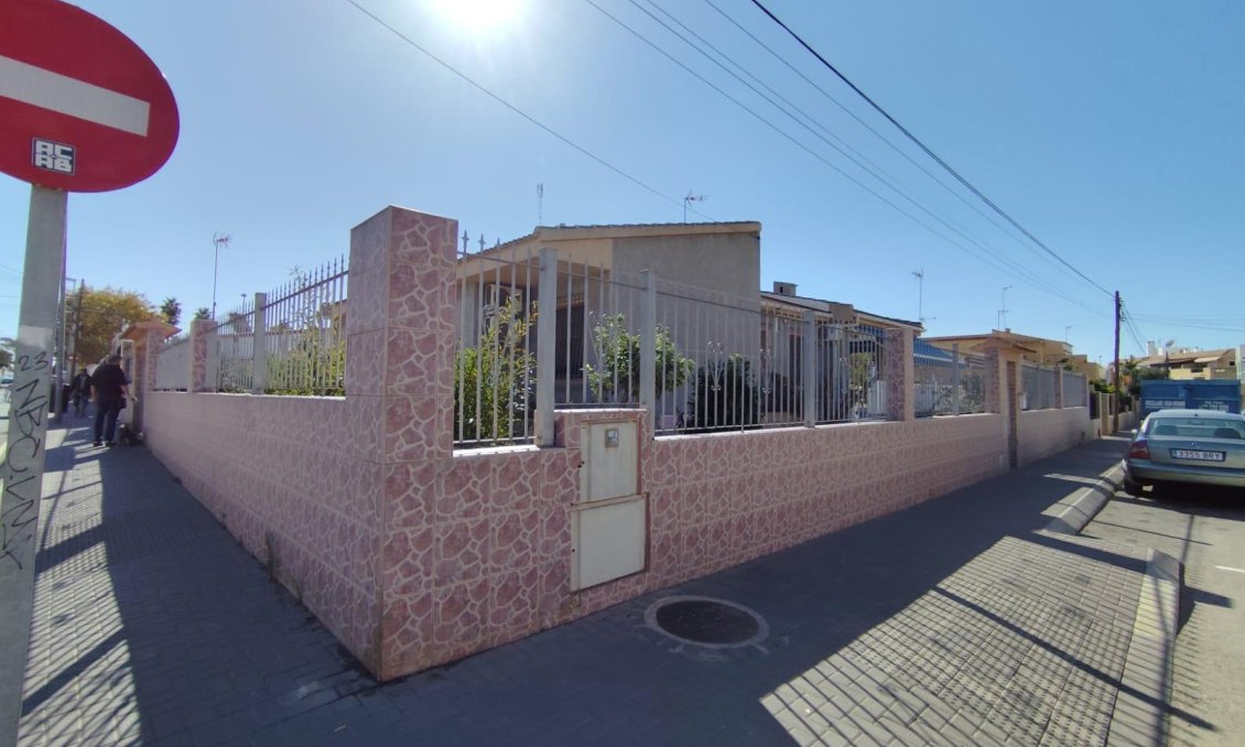 Wiederverkauf - Villa -
Torrevieja - Estacion De Autobuses