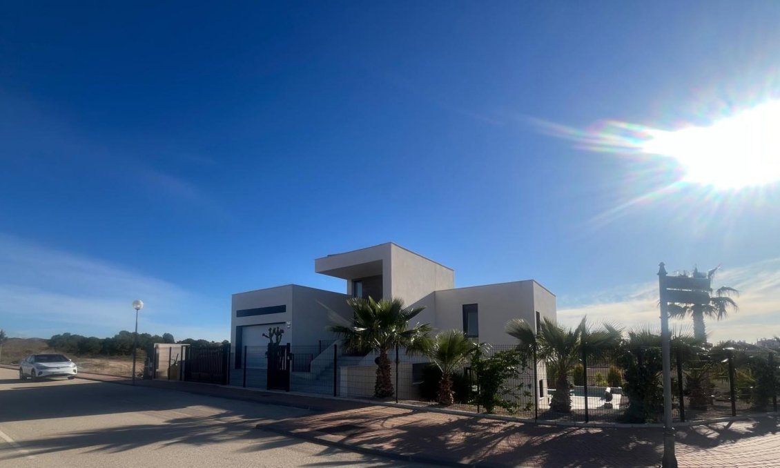 Segunda mano - Villa -
Hacienda del Alamo - Inland